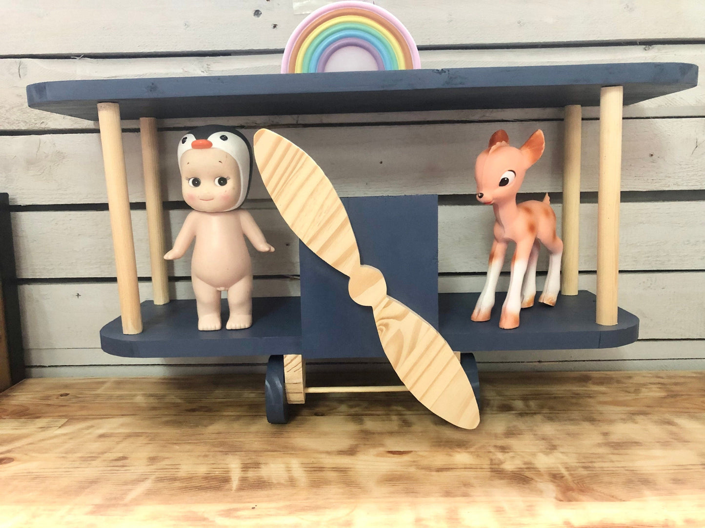 Étagère murale en bois en forme d'avion