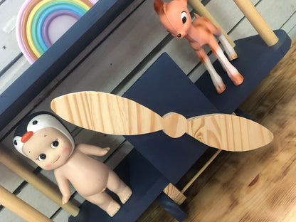Étagère murale en bois en forme d'avion